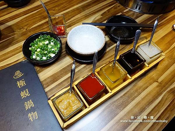 【台北松山火鍋推薦】極蜆鍋物涮涮鍋 上百顆的蛤蠣先蒸再煮滴出純天然ㄟ蜆精 再用精華湯汁煮成的蜆粥!再飽也要吃光光~~ @兔貝比的菲比尋嚐 【台北松山火鍋推薦】極蜆鍋物涮涮鍋 上百顆的蛤蠣先蒸再煮滴出純天然ㄟ蜆精 再用精華湯汁煮成的蜆粥!再飽也要吃光光~~ @兔貝比的菲比尋嚐