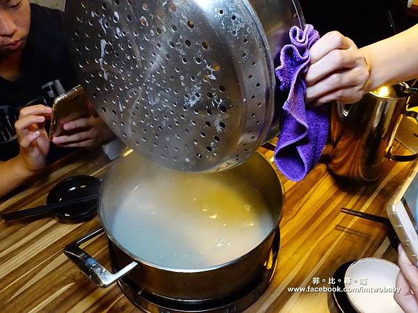 【台北松山火鍋推薦】極蜆鍋物涮涮鍋 上百顆的蛤蠣先蒸再煮滴出純天然ㄟ蜆精 再用精華湯汁煮成的蜆粥!再飽也要吃光光~~ @兔貝比的菲比尋嚐 【台北松山火鍋推薦】極蜆鍋物涮涮鍋 上百顆的蛤蠣先蒸再煮滴出純天然ㄟ蜆精 再用精華湯汁煮成的蜆粥!再飽也要吃光光~~ @兔貝比的菲比尋嚐