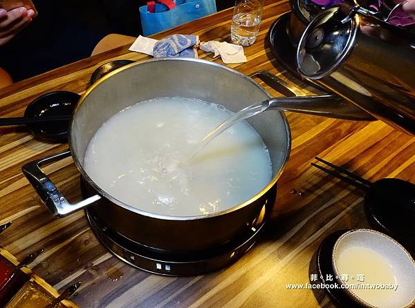 【台北松山火鍋推薦】極蜆鍋物涮涮鍋 上百顆的蛤蠣先蒸再煮滴出純天然ㄟ蜆精 再用精華湯汁煮成的蜆粥!再飽也要吃光光~~ @兔貝比的菲比尋嚐 【台北松山火鍋推薦】極蜆鍋物涮涮鍋 上百顆的蛤蠣先蒸再煮滴出純天然ㄟ蜆精 再用精華湯汁煮成的蜆粥!再飽也要吃光光~~ @兔貝比的菲比尋嚐