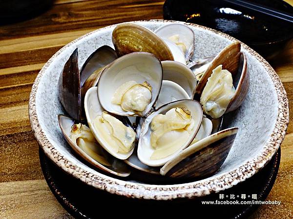 【台北松山火鍋推薦】極蜆鍋物涮涮鍋 上百顆的蛤蠣先蒸再煮滴出純天然ㄟ蜆精 再用精華湯汁煮成的蜆粥!再飽也要吃光光~~ @兔貝比的菲比尋嚐 【台北松山火鍋推薦】極蜆鍋物涮涮鍋 上百顆的蛤蠣先蒸再煮滴出純天然ㄟ蜆精 再用精華湯汁煮成的蜆粥!再飽也要吃光光~~ @兔貝比的菲比尋嚐