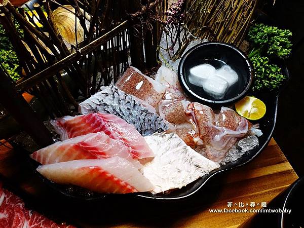 【台北松山火鍋推薦】極蜆鍋物涮涮鍋 上百顆的蛤蠣先蒸再煮滴出純天然ㄟ蜆精 再用精華湯汁煮成的蜆粥!再飽也要吃光光~~ @兔貝比的菲比尋嚐 【台北松山火鍋推薦】極蜆鍋物涮涮鍋 上百顆的蛤蠣先蒸再煮滴出純天然ㄟ蜆精 再用精華湯汁煮成的蜆粥!再飽也要吃光光~~ @兔貝比的菲比尋嚐