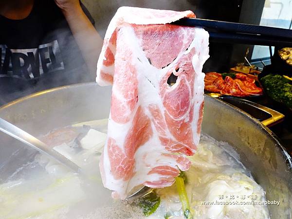 【台北松山火鍋推薦】極蜆鍋物涮涮鍋 上百顆的蛤蠣先蒸再煮滴出純天然ㄟ蜆精 再用精華湯汁煮成的蜆粥!再飽也要吃光光~~ @兔貝比的菲比尋嚐 【台北松山火鍋推薦】極蜆鍋物涮涮鍋 上百顆的蛤蠣先蒸再煮滴出純天然ㄟ蜆精 再用精華湯汁煮成的蜆粥!再飽也要吃光光~~ @兔貝比的菲比尋嚐