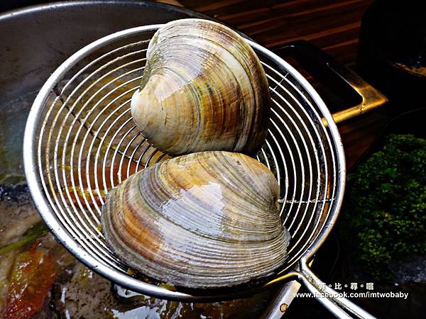 【台北松山火鍋推薦】極蜆鍋物涮涮鍋 上百顆的蛤蠣先蒸再煮滴出純天然ㄟ蜆精 再用精華湯汁煮成的蜆粥!再飽也要吃光光~~ @兔貝比的菲比尋嚐 【台北松山火鍋推薦】極蜆鍋物涮涮鍋 上百顆的蛤蠣先蒸再煮滴出純天然ㄟ蜆精 再用精華湯汁煮成的蜆粥!再飽也要吃光光~~ @兔貝比的菲比尋嚐