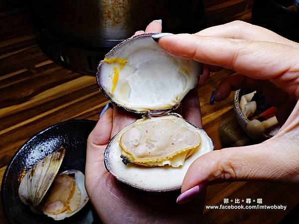 【台北松山火鍋推薦】極蜆鍋物涮涮鍋 上百顆的蛤蠣先蒸再煮滴出純天然ㄟ蜆精 再用精華湯汁煮成的蜆粥!再飽也要吃光光~~ @兔貝比的菲比尋嚐 【台北松山火鍋推薦】極蜆鍋物涮涮鍋 上百顆的蛤蠣先蒸再煮滴出純天然ㄟ蜆精 再用精華湯汁煮成的蜆粥!再飽也要吃光光~~ @兔貝比的菲比尋嚐