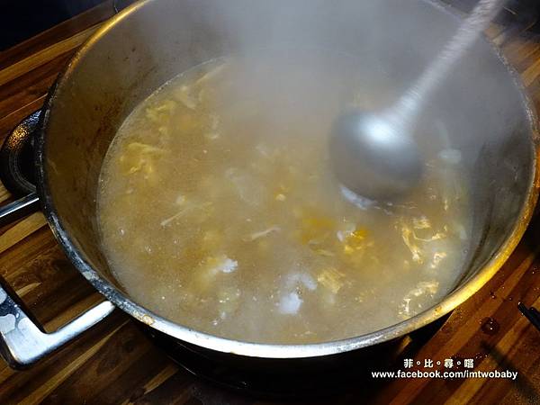 【台北松山火鍋推薦】極蜆鍋物涮涮鍋 上百顆的蛤蠣先蒸再煮滴出純天然ㄟ蜆精 再用精華湯汁煮成的蜆粥!再飽也要吃光光~~ @兔貝比的菲比尋嚐 【台北松山火鍋推薦】極蜆鍋物涮涮鍋 上百顆的蛤蠣先蒸再煮滴出純天然ㄟ蜆精 再用精華湯汁煮成的蜆粥!再飽也要吃光光~~ @兔貝比的菲比尋嚐