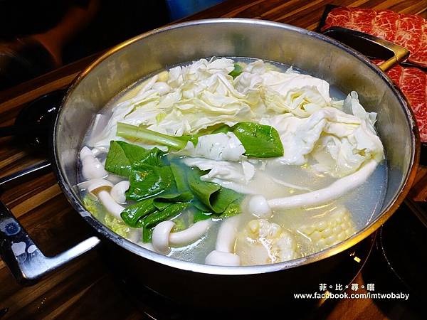 【台北松山火鍋推薦】極蜆鍋物涮涮鍋 上百顆的蛤蠣先蒸再煮滴出純天然ㄟ蜆精 再用精華湯汁煮成的蜆粥!再飽也要吃光光~~ @兔貝比的菲比尋嚐 【台北松山火鍋推薦】極蜆鍋物涮涮鍋 上百顆的蛤蠣先蒸再煮滴出純天然ㄟ蜆精 再用精華湯汁煮成的蜆粥!再飽也要吃光光~~ @兔貝比的菲比尋嚐