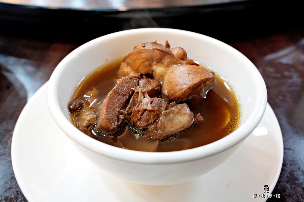 永春葉師傅瀟湘園忠孝本店 招牌雙色狗屁剁椒魚頭、古早味鯧魚米粉、孜然豬肋排 正宗湖南菜道地夠味!信義永春美食推薦 @兔貝比的菲比尋嚐 永春葉師傅瀟湘園忠孝本店 招牌雙色狗屁剁椒魚頭、古早味鯧魚米粉、孜然豬肋排 正宗湖南菜道地夠味!信義永春美食推薦 @兔貝比的菲比尋嚐