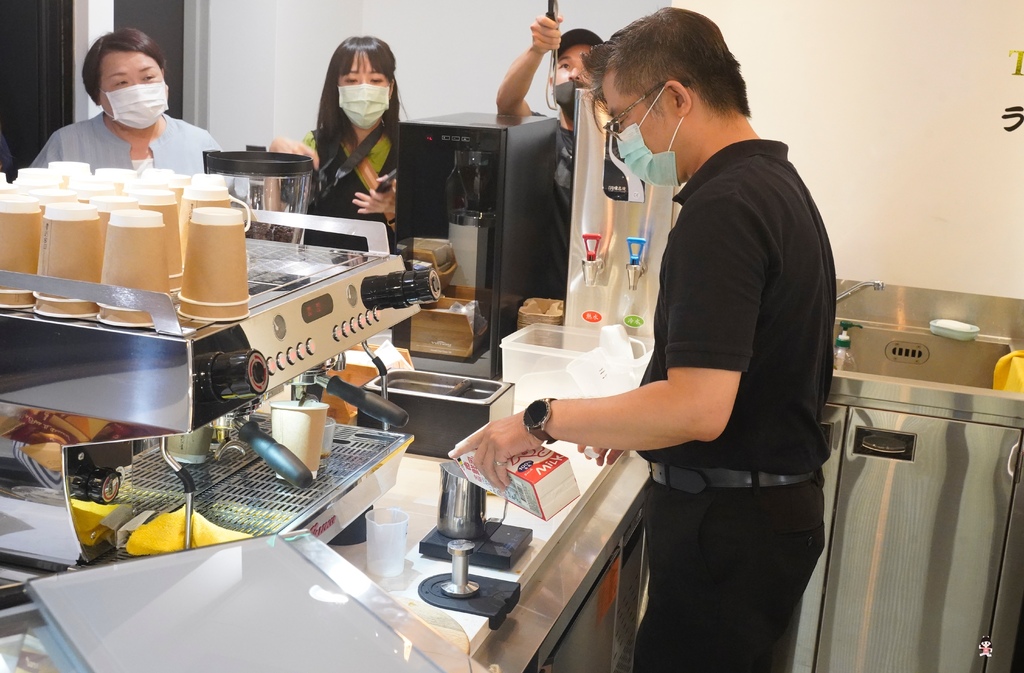 東京巴黎甜點忠孝店 鎮店之寶巴黎燒燉布蕾彌月首選 人氣甜點店在北車插旗啦! @兔貝比的菲比尋嚐 東京巴黎甜點忠孝店 鎮店之寶巴黎燒燉布蕾彌月首選 人氣甜點店在北車插旗啦! @兔貝比的菲比尋嚐