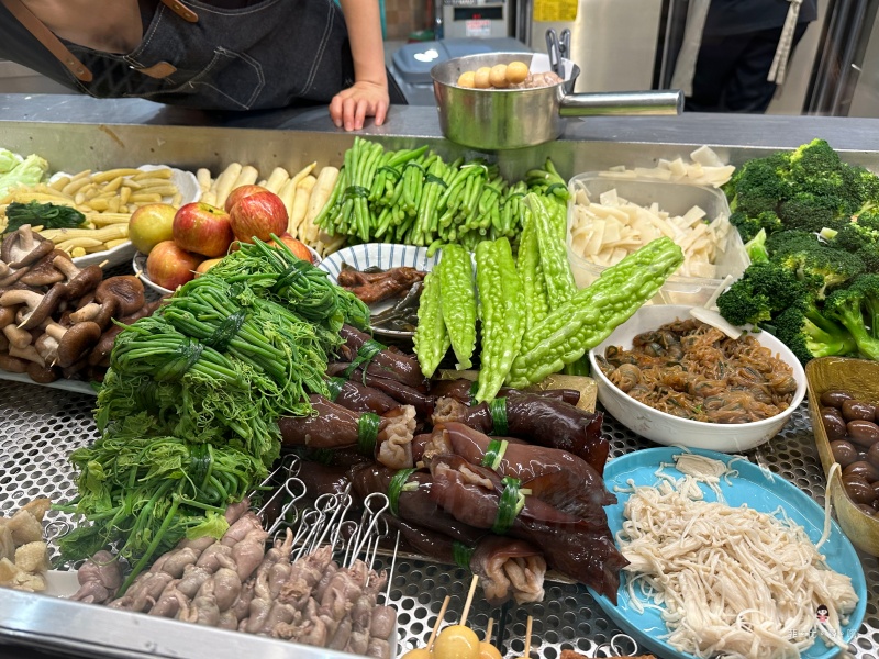 通化夜市超人氣美食 30年老字號紅花鹽水雞 超過50種品項就是狂 生意好到開店面！ @兔貝比的菲比尋嚐