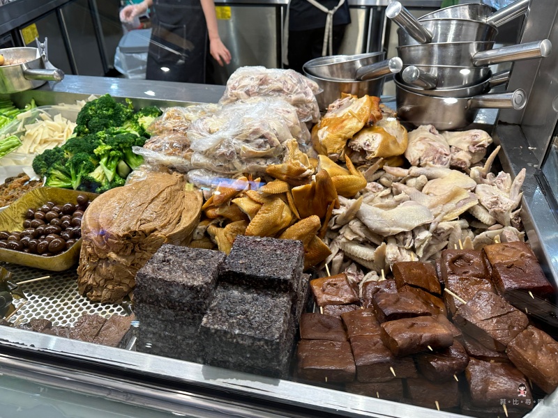通化夜市超人氣美食 30年老字號紅花鹽水雞 超過50種品項就是狂 生意好到開店面！ @兔貝比的菲比尋嚐