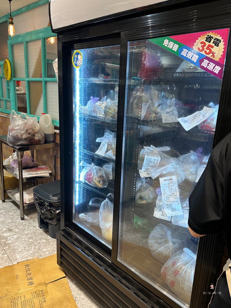 通化夜市超人氣美食 30年老字號紅花鹽水雞 超過50種品項就是狂 生意好到開店面！ @兔貝比的菲比尋嚐