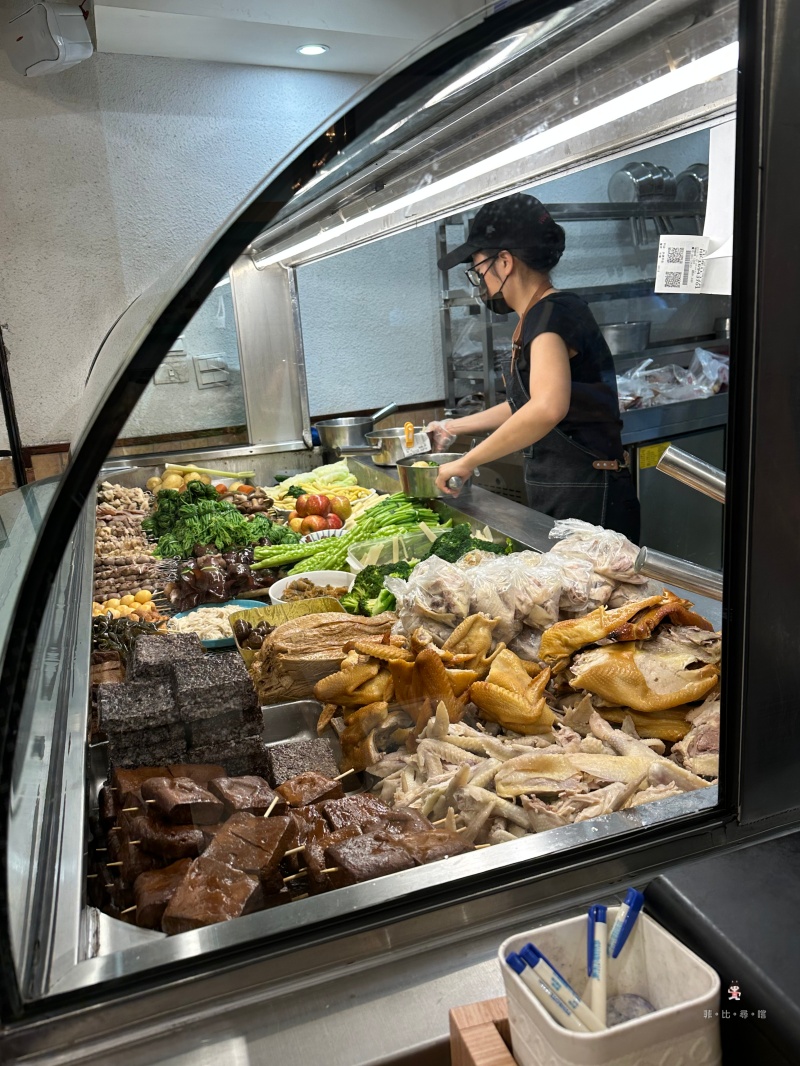 通化夜市超人氣美食 30年老字號紅花鹽水雞 超過50種品項就是狂 生意好到開店面！ @兔貝比的菲比尋嚐
