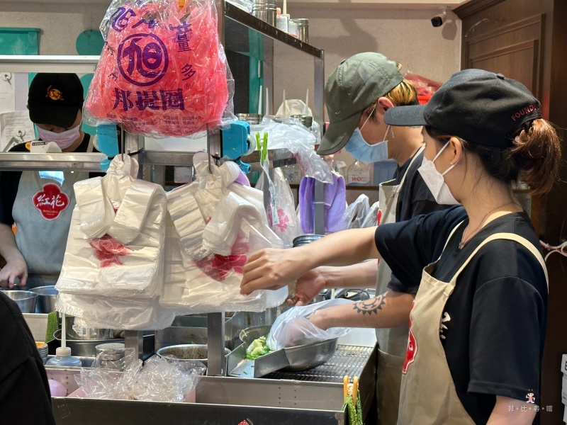 通化夜市超人氣美食 30年老字號紅花鹽水雞 超過50種品項就是狂 生意好到開店面！ @兔貝比的菲比尋嚐
