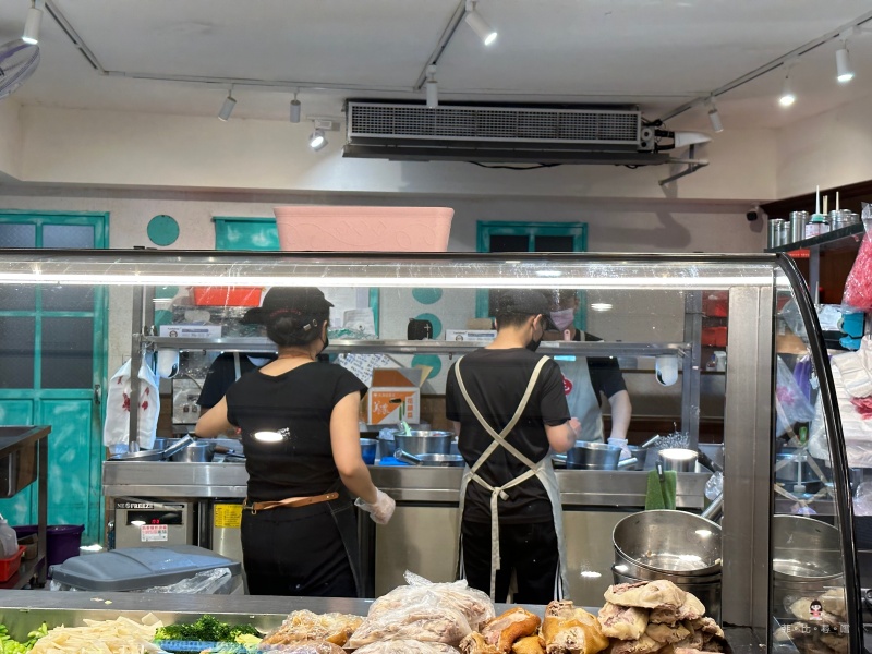 通化夜市超人氣美食 30年老字號紅花鹽水雞 超過50種品項就是狂 生意好到開店面！ @兔貝比的菲比尋嚐