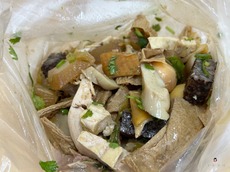 通化夜市超人氣美食 30年老字號紅花鹽水雞 超過50種品項就是狂 生意好到開店面！ @兔貝比的菲比尋嚐