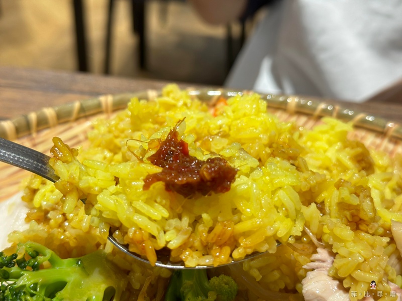 星馬廚房平價新馬料理 海南雞飯、燒雞腿飯必點 內用還可以藥膳湯喝到飽! @兔貝比的菲比尋嚐 星馬廚房平價新馬料理 海南雞飯、燒雞腿飯必點 內用還可以藥膳湯喝到飽! @兔貝比的菲比尋嚐