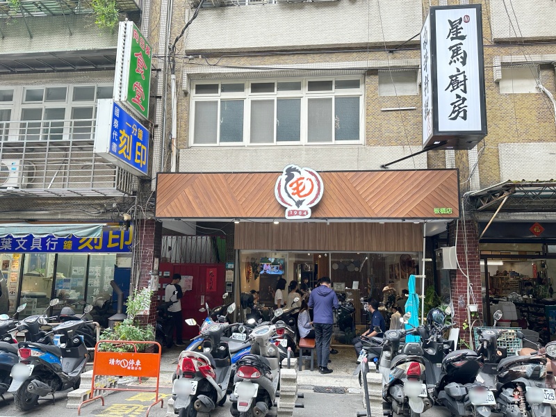 星馬廚房平價新馬料理 海南雞飯、燒雞腿飯必點 內用還可以藥膳湯喝到飽! @兔貝比的菲比尋嚐 星馬廚房平價新馬料理 海南雞飯、燒雞腿飯必點 內用還可以藥膳湯喝到飽! @兔貝比的菲比尋嚐