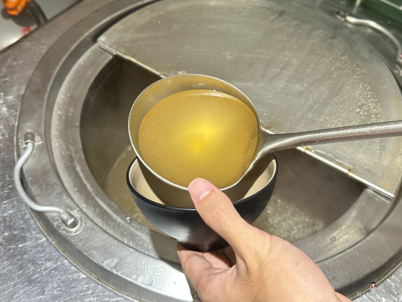 星馬廚房平價新馬料理 海南雞飯、燒雞腿飯必點 內用還可以藥膳湯喝到飽! @兔貝比的菲比尋嚐 星馬廚房平價新馬料理 海南雞飯、燒雞腿飯必點 內用還可以藥膳湯喝到飽! @兔貝比的菲比尋嚐