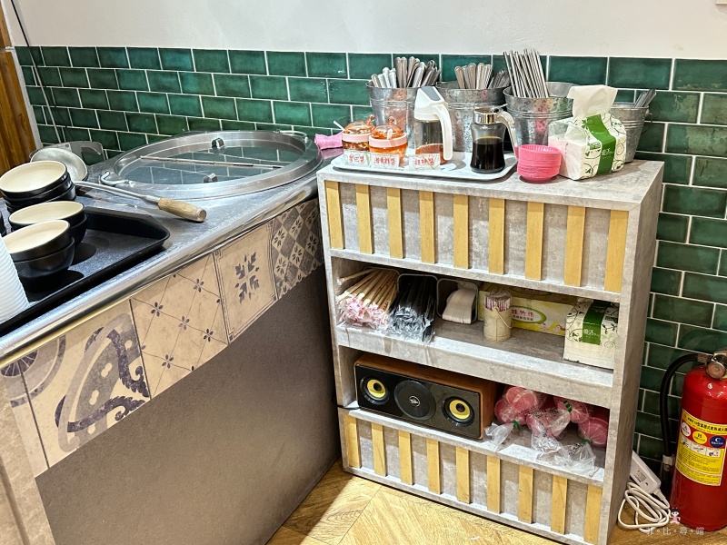 星馬廚房平價新馬料理 海南雞飯、燒雞腿飯必點 內用還可以藥膳湯喝到飽！ @兔貝比的菲比尋嚐