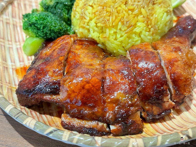 星馬廚房平價新馬料理 海南雞飯、燒雞腿飯必點 內用還可以藥膳湯喝到飽! @兔貝比的菲比尋嚐 星馬廚房平價新馬料理 海南雞飯、燒雞腿飯必點 內用還可以藥膳湯喝到飽! @兔貝比的菲比尋嚐