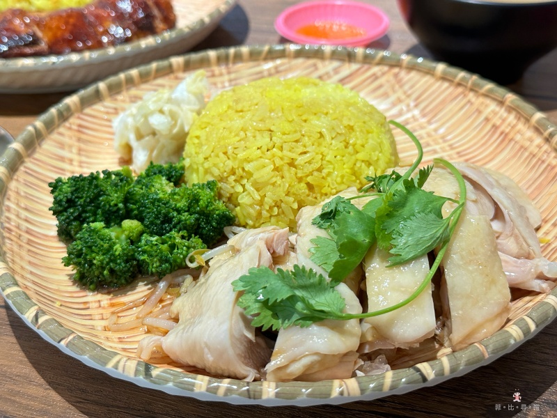 星馬廚房平價新馬料理 海南雞飯、燒雞腿飯必點 內用還可以藥膳湯喝到飽！ @兔貝比的菲比尋嚐