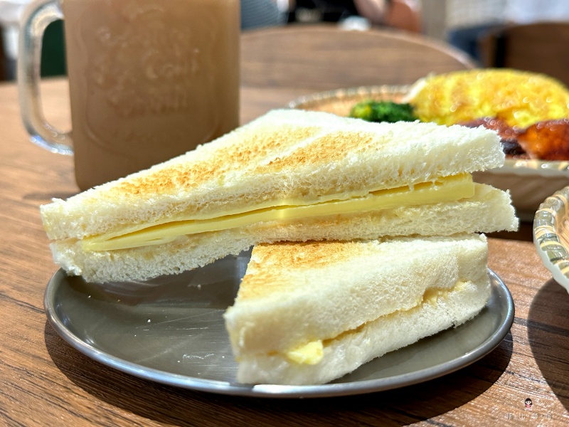 星馬廚房平價新馬料理 海南雞飯、燒雞腿飯必點 內用還可以藥膳湯喝到飽！ @兔貝比的菲比尋嚐