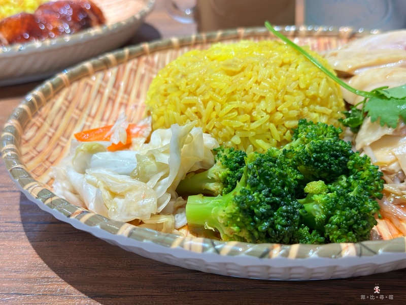 星馬廚房平價新馬料理 海南雞飯、燒雞腿飯必點 內用還可以藥膳湯喝到飽! @兔貝比的菲比尋嚐 星馬廚房平價新馬料理 海南雞飯、燒雞腿飯必點 內用還可以藥膳湯喝到飽! @兔貝比的菲比尋嚐