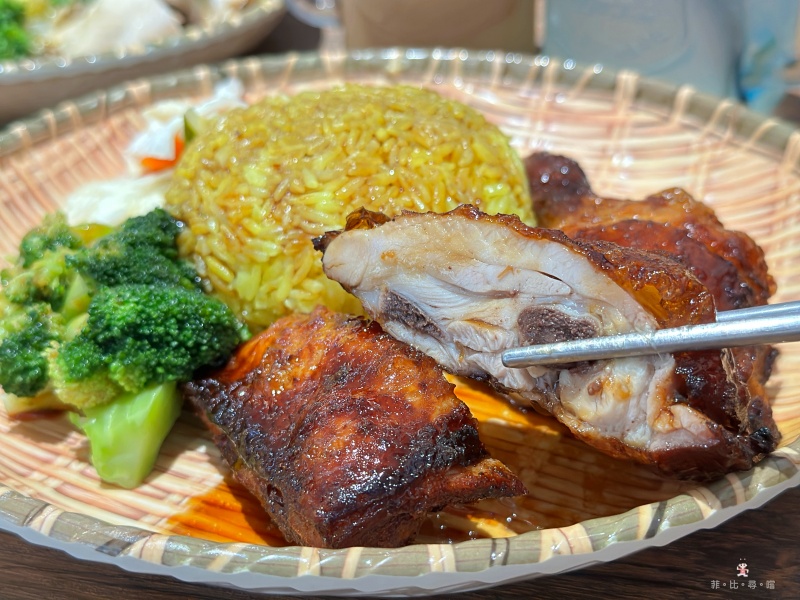 星馬廚房平價新馬料理 海南雞飯、燒雞腿飯必點 內用還可以藥膳湯喝到飽！ @兔貝比的菲比尋嚐