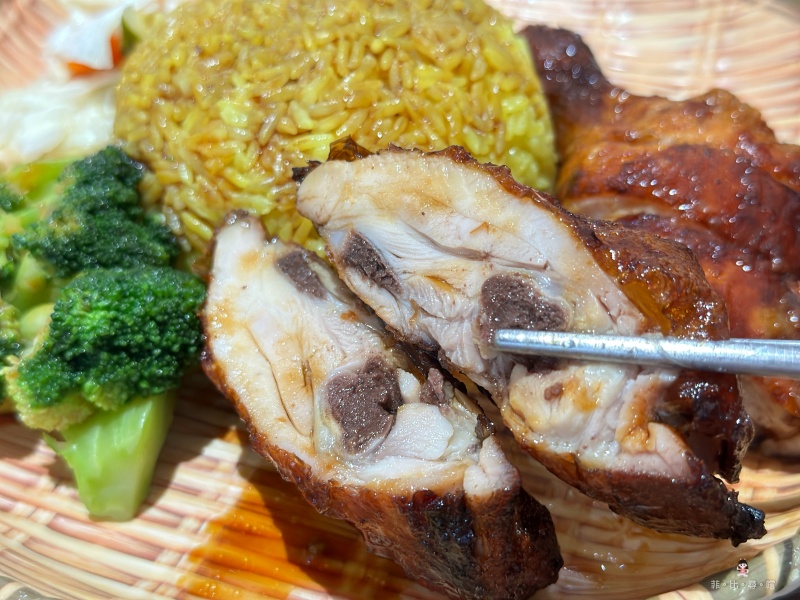 星馬廚房平價新馬料理 海南雞飯、燒雞腿飯必點 內用還可以藥膳湯喝到飽! @兔貝比的菲比尋嚐 星馬廚房平價新馬料理 海南雞飯、燒雞腿飯必點 內用還可以藥膳湯喝到飽! @兔貝比的菲比尋嚐