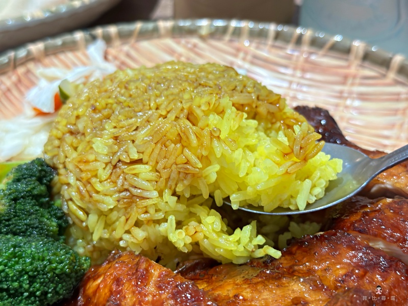 星馬廚房平價新馬料理 海南雞飯、燒雞腿飯必點 內用還可以藥膳湯喝到飽! @兔貝比的菲比尋嚐 星馬廚房平價新馬料理 海南雞飯、燒雞腿飯必點 內用還可以藥膳湯喝到飽! @兔貝比的菲比尋嚐