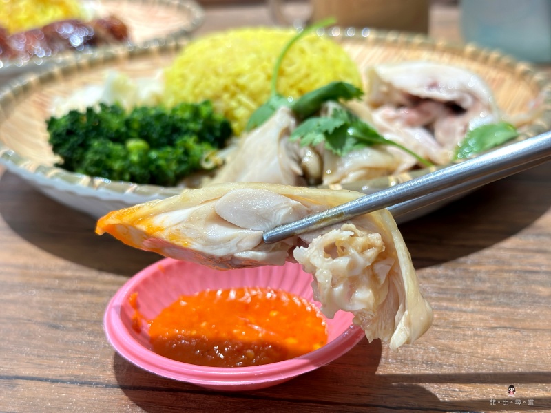 星馬廚房平價新馬料理 海南雞飯、燒雞腿飯必點 內用還可以藥膳湯喝到飽! @兔貝比的菲比尋嚐 星馬廚房平價新馬料理 海南雞飯、燒雞腿飯必點 內用還可以藥膳湯喝到飽! @兔貝比的菲比尋嚐