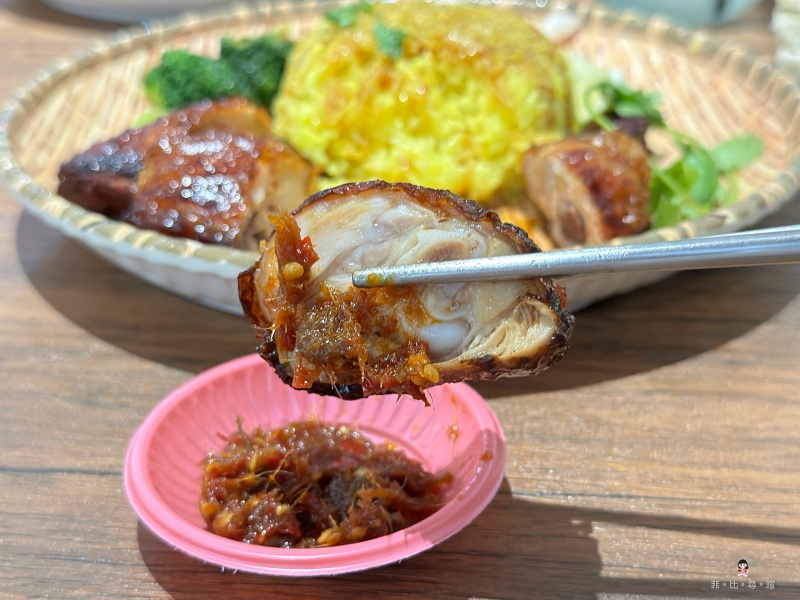 星馬廚房平價新馬料理 海南雞飯、燒雞腿飯必點 內用還可以藥膳湯喝到飽! @兔貝比的菲比尋嚐 星馬廚房平價新馬料理 海南雞飯、燒雞腿飯必點 內用還可以藥膳湯喝到飽! @兔貝比的菲比尋嚐
