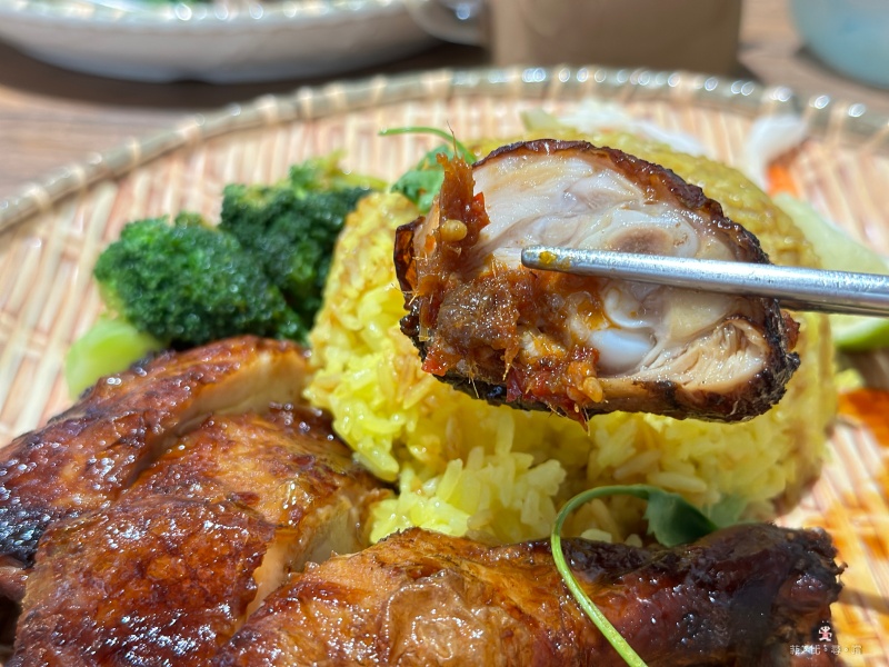 星馬廚房平價新馬料理 海南雞飯、燒雞腿飯必點 內用還可以藥膳湯喝到飽！ @兔貝比的菲比尋嚐