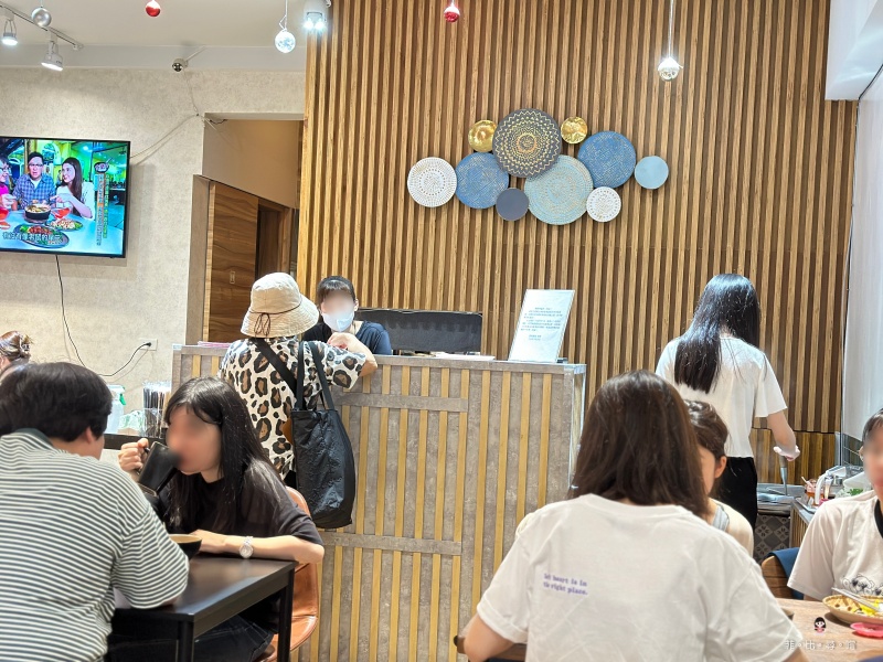 星馬廚房平價新馬料理 海南雞飯、燒雞腿飯必點 內用還可以藥膳湯喝到飽！ @兔貝比的菲比尋嚐