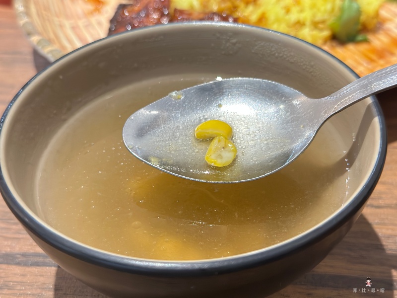 星馬廚房平價新馬料理 海南雞飯、燒雞腿飯必點 內用還可以藥膳湯喝到飽! @兔貝比的菲比尋嚐 星馬廚房平價新馬料理 海南雞飯、燒雞腿飯必點 內用還可以藥膳湯喝到飽! @兔貝比的菲比尋嚐