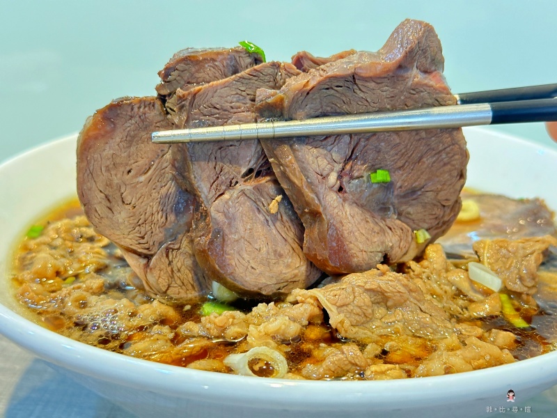 王的秘製黑蒜牛肉麵 首創「黑蒜」熬製牛肉麵 清燉、紅燒口味一麵2吃 雙重享受！ @兔貝比的菲比尋嚐