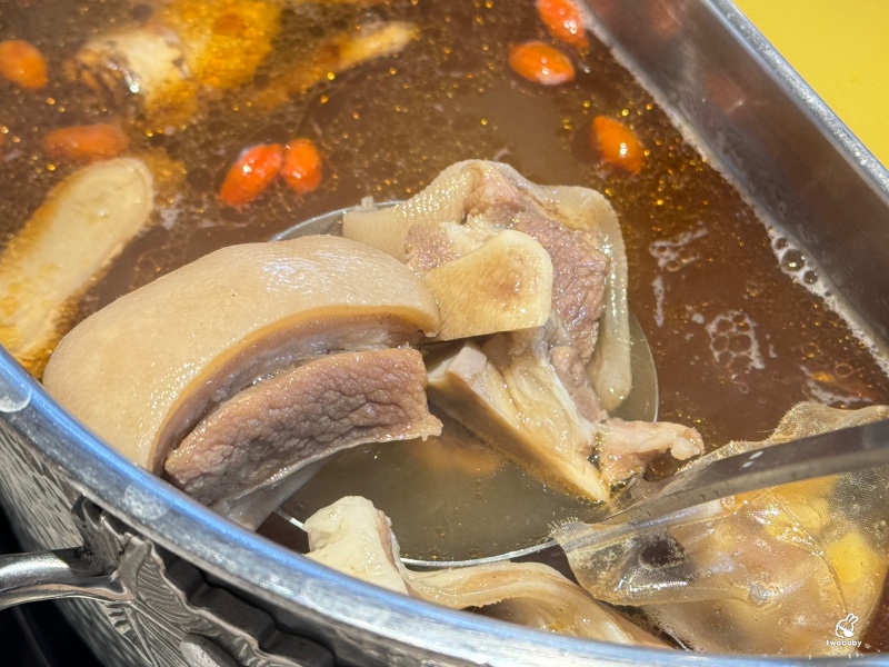 肉之間大盤肉幸福鍋物台北西門店 帶皮羊肉爐湯底超威的！歡樂蔬食吧 還有滷肉飯、雞肉飯、麻油炸蛋 哈根達斯放題！ @兔貝比的菲比尋嚐