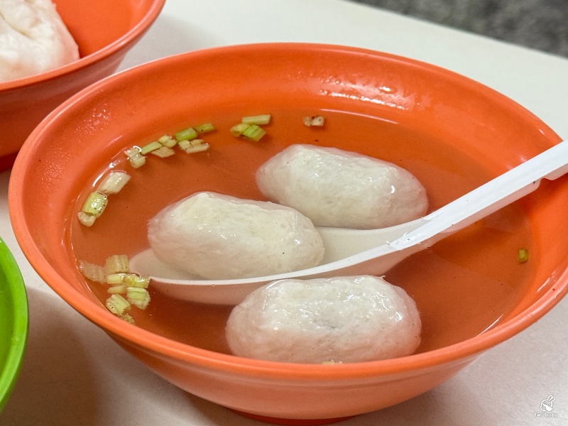 淡水文化阿給 內行的都知道點周杰倫套餐 阿給、魚丸湯、肉包一次滿足！ @兔貝比的菲比尋嚐