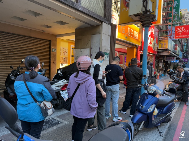 福心包子饅頭新莊店 天天都在排隊的包子店 包子饅頭最便宜只要8元起！ @兔貝比的菲比尋嚐