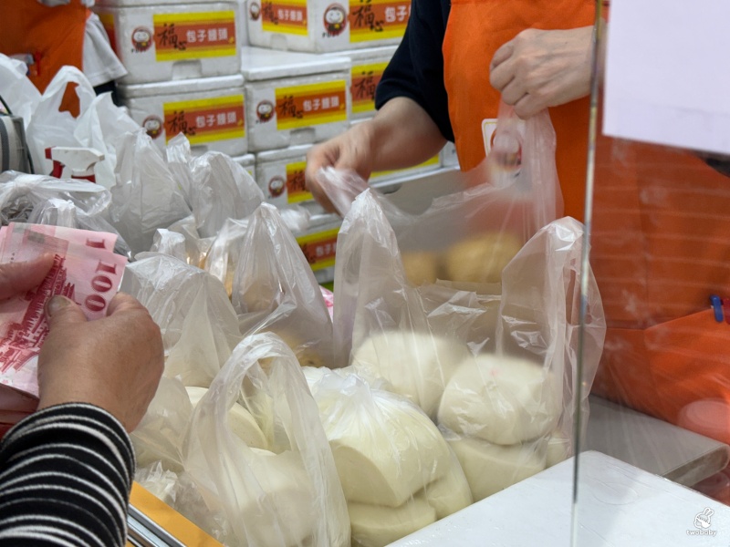 福心包子饅頭新莊店 天天都在排隊的包子店 包子饅頭最便宜只要8元起！ @兔貝比的菲比尋嚐