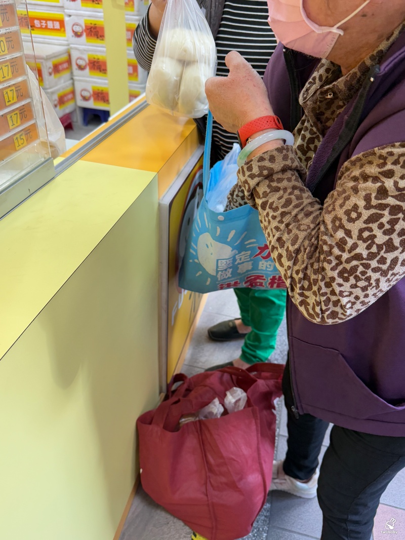 福心包子饅頭新莊店 天天都在排隊的包子店 包子饅頭最便宜只要8元起！ @兔貝比的菲比尋嚐