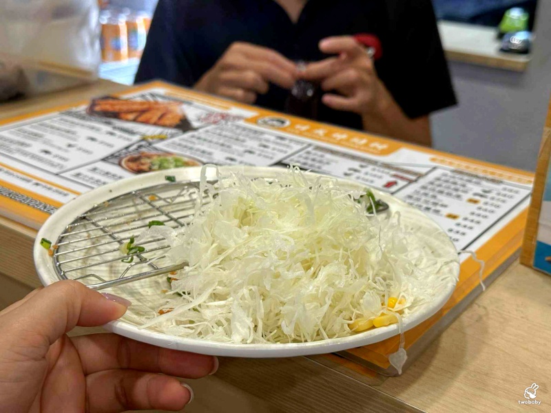 郁日式炸豬排 定食丼飯只要130元起 白飯、沙拉、味噌湯放題 還免服務費！ @兔貝比的菲比尋嚐