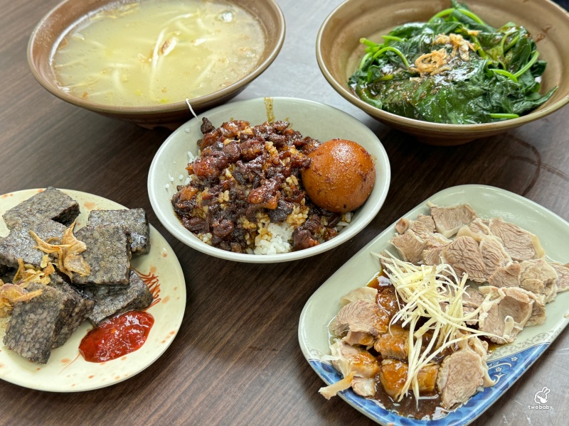 環南米苔目 滷肉飯、燙青菜只要20元 黑白切小菜30元 超佛心的銅板美食！ @兔貝比的菲比尋嚐