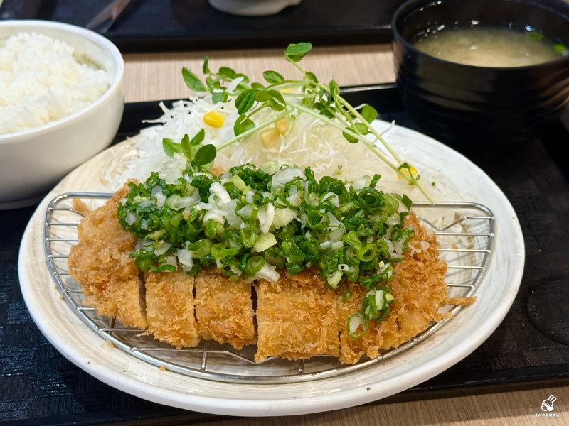 郁日式炸豬排 定食丼飯只要130元起 白飯、沙拉、味噌湯放題 還免服務費！ @兔貝比的菲比尋嚐