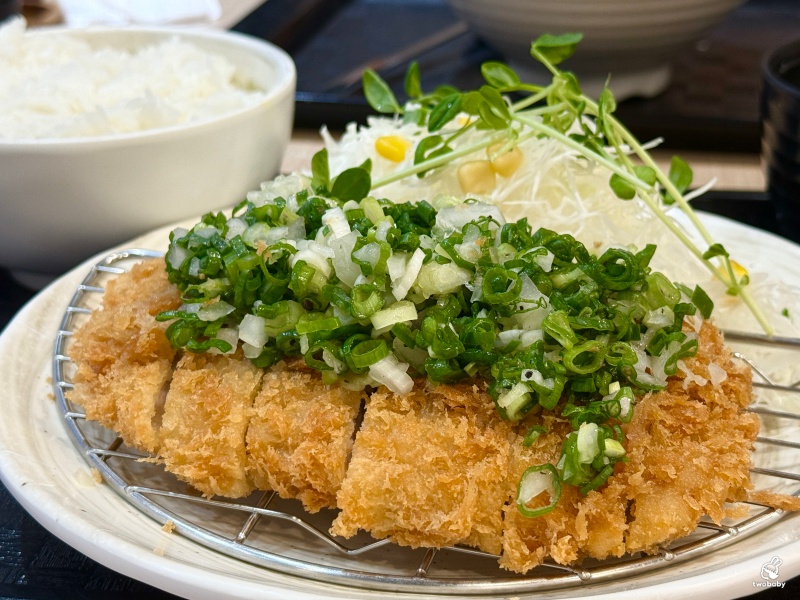 郁日式炸豬排 定食丼飯只要130元起 白飯、沙拉、味噌湯放題 還免服務費！ @兔貝比的菲比尋嚐