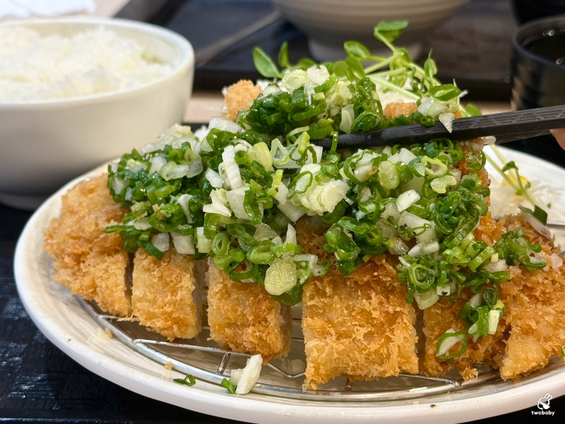 郁日式炸豬排 定食丼飯只要130元起 白飯、沙拉、味噌湯放題 還免服務費！ @兔貝比的菲比尋嚐