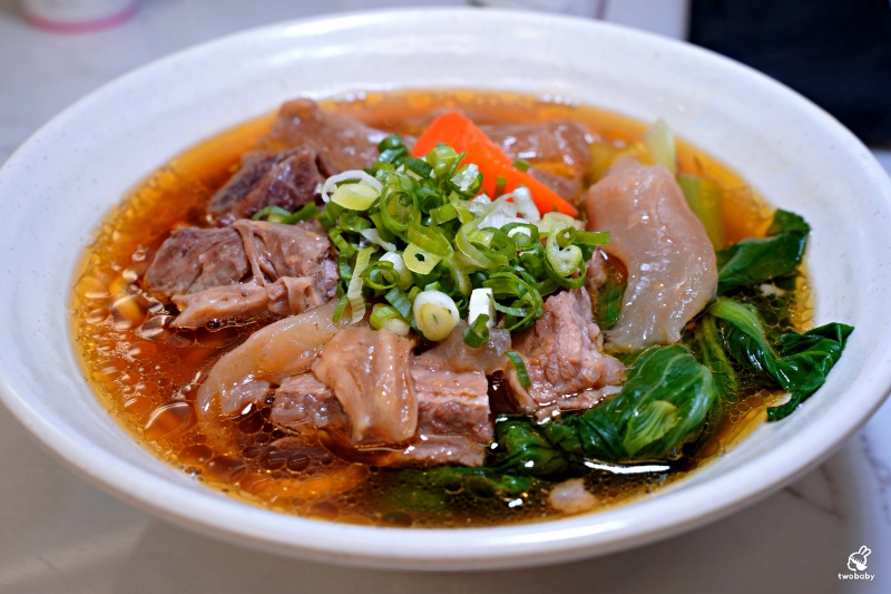 九添福牛肉麵館 2023台北牛肉麵節銅牌獎 紅燒牛肉麵量多肉大塊超滿足 還有牛肉燥飯也很推！ @兔貝比的菲比尋嚐