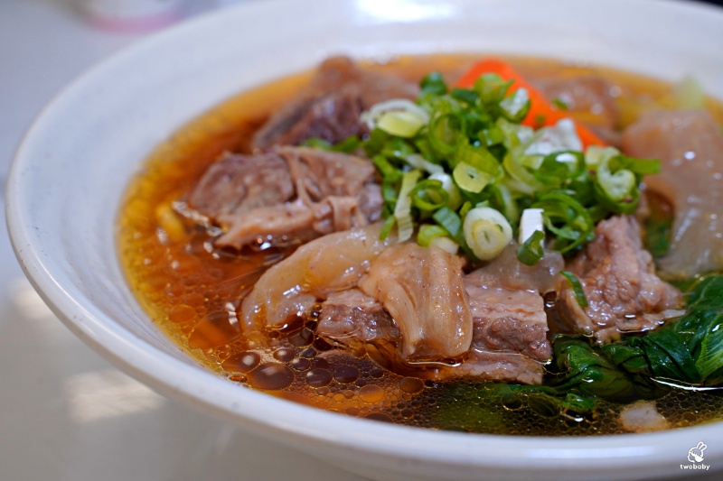 九添福牛肉麵館 2023台北牛肉麵節銅牌獎 紅燒牛肉麵量多肉大塊超滿足 還有牛肉燥飯也很推！ @兔貝比的菲比尋嚐