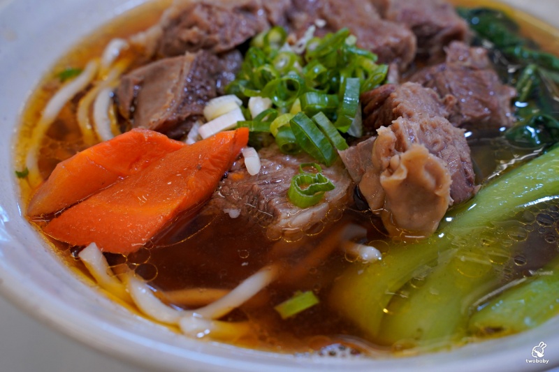 九添福牛肉麵館 2023台北牛肉麵節銅牌獎 紅燒牛肉麵量多肉大塊超滿足 還有牛肉燥飯也很推！ @兔貝比的菲比尋嚐