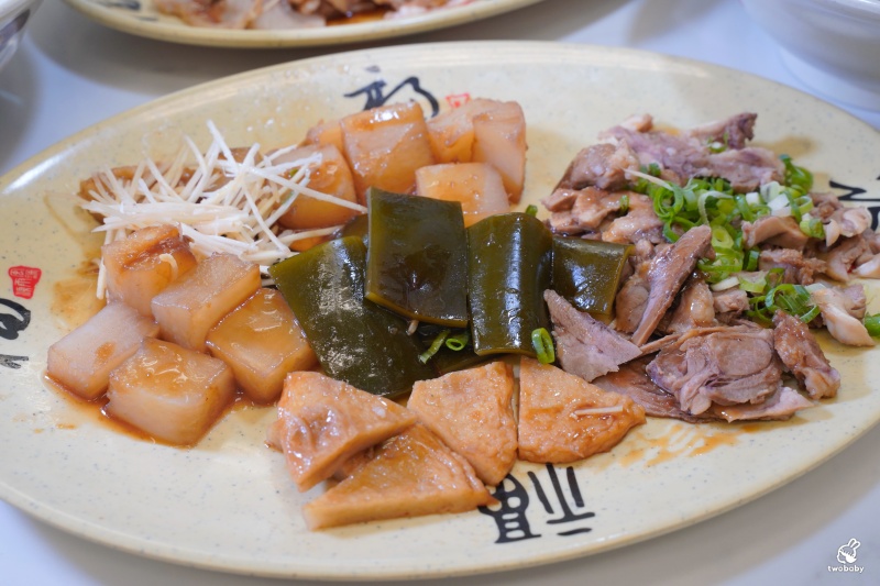 九添福牛肉麵館 2023台北牛肉麵節銅牌獎 紅燒牛肉麵量多肉大塊超滿足 還有牛肉燥飯也很推！ @兔貝比的菲比尋嚐